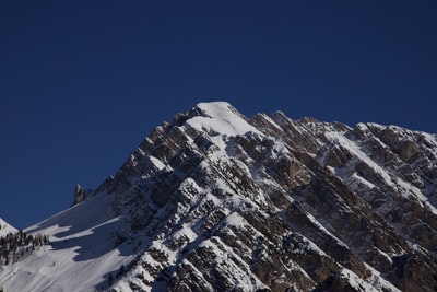 白昼蓝天雪山